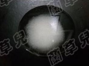 锅中放入白糖，加入清水。