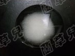 锅中放入白糖，加入清水。