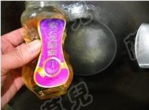 锅中白糖用小火熬化，加入蜂蜜。