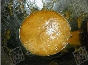 咖啡、白糖、蜂蜜混合物拌合，翻炒均匀。