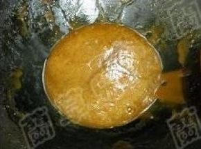 咖啡、白糖、蜂蜜混合物拌合，翻炒均匀。