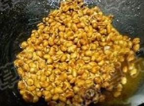 倒入叮熟去皮的花生，均匀裹上咖啡蜂蜜白糖混合物。