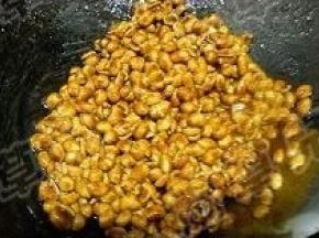 倒入叮熟去皮的花生，均匀裹上咖啡蜂蜜白糖混合物。