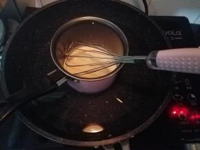 混合均匀，隔水加热到温热