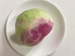 心里美萝卜削皮清洗干净备用！