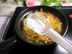 放半勺盐放入煲中调味