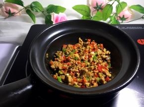 准备一个煲，辣椒变色后将所有材料放入煲中