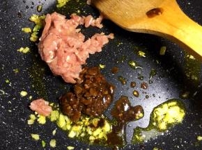 放一勺自制豆瓣酱，将瘦肉剁碎放入肉末翻炒