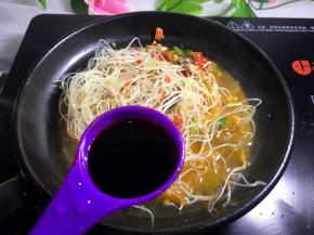 用筷子将粉丝搅散，放入一勺生抽