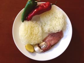 将瘦肉，粉丝，姜，蒜，红椒青椒准备好