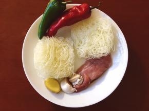 将瘦肉，粉丝，姜，蒜，红椒青椒准备好