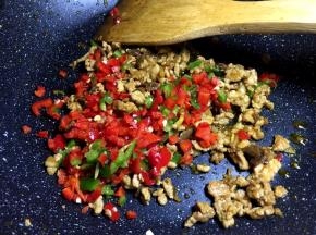 将青椒红椒洗净剁碎，肉变色后，放入辣椒末