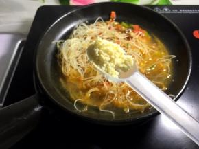 放入一勺鸡精调味