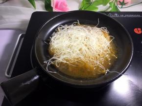 粉丝提前用温水浸泡，将泡软的粉丝放入煲中