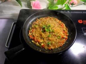 在水快要炖干时撒上葱花