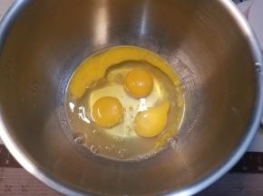 鸡蛋液中加入细砂糖