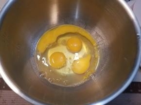 鸡蛋液中加入细砂糖
