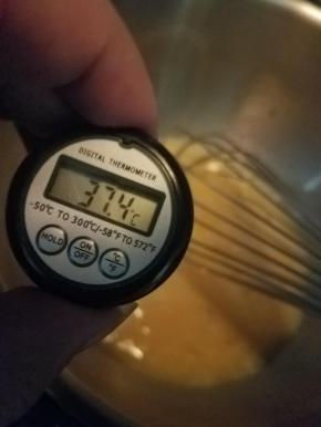 隔水加热，用手抽搅拌至砂糖融化，鸡蛋液温度达到37度左右