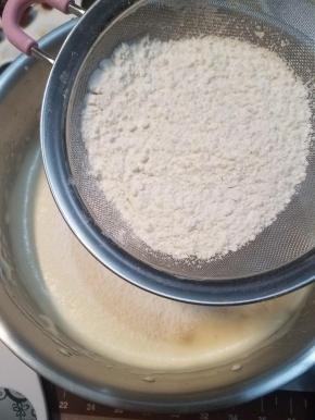 筛入低粉，用刮刀翻拌至没有颗粒