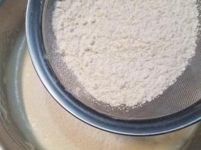 筛入低粉，用刮刀翻拌至没有颗粒