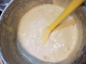 倒入淡奶油溶液，用刮刀翻拌均匀