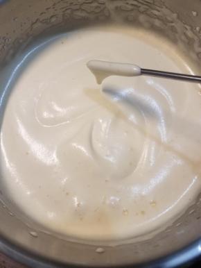 取出打蛋盆，用电动打蛋器打发全蛋液，直至提起蛋头画8字，不容易消失（打发时间约4分钟）