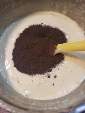 最后加入奥利奥饼干碎，用刮刀翻拌均匀即可