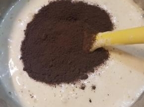 最后加入奥利奥饼干碎，用刮刀翻拌均匀即可