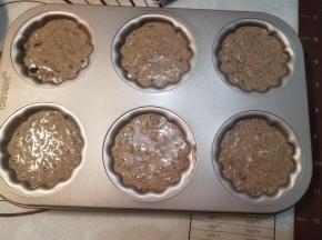 将蛋糕糊倒入日式玛德琳模具中，8分满左右