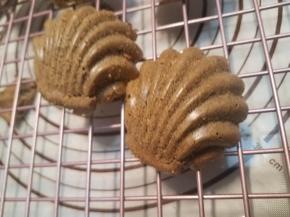 送进预热好的烤箱中层，上下火160度，20分钟，烤制完成后，马上取出，倒扣在晾架上，冷却至室温，此时食用外脆里软。