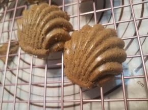 送进预热好的烤箱中层，上下火160度，20分钟，烤制完成后，马上取出，倒扣在晾架上，冷却至室温，此时食用外脆里软。
