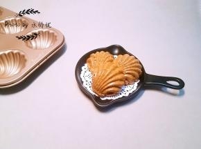 出于保护模具的目的，建议提前给模具刷黄油和撒低粉，还可以防粘容易脱模，烤出来的蛋糕表皮还更香脆。