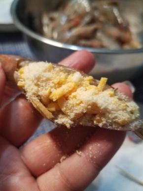 接着撒上一层芝士粉。