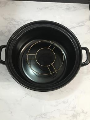 在砂锅中放一个烤架。