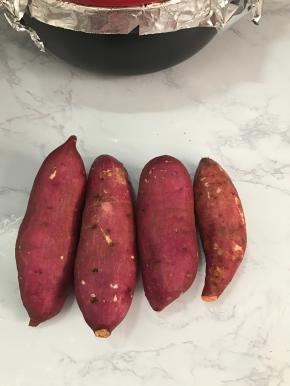 将红薯清洗干净，擦干水份。