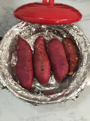 将红薯放到锡纸上，盖上锅盖。