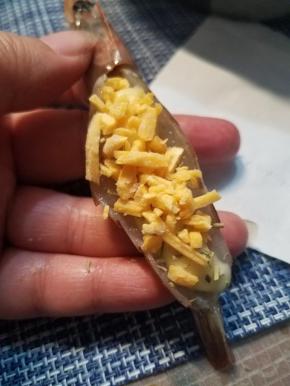 再在上面撒上一点芝士碎。