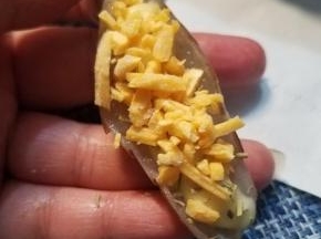 再在上面撒上一点芝士碎。