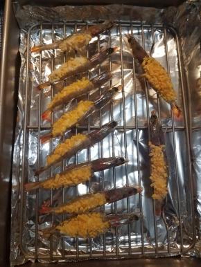 把所有的虾制作完成后，码放整齐在烤网上。