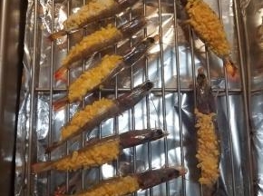 把所有的虾制作完成后，码放整齐在烤网上。