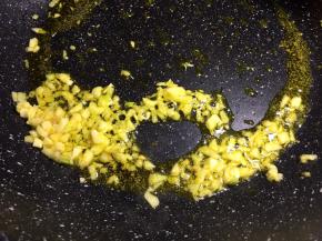 将大蒜姜洗净切末，锅里放油，油热后放入爆香