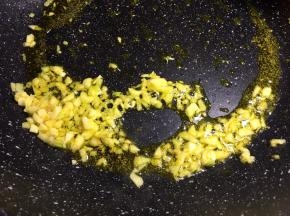 将大蒜姜洗净切末，锅里放油，油热后放入爆香