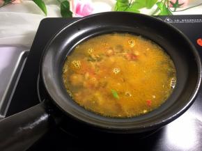 在煲中加入水盖过肉末，超出2指甲高度即可。差不多500ml水