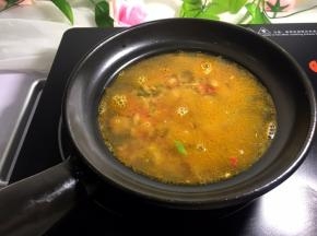 在煲中加入水盖过肉末，超出2指甲高度即可。差不多500ml水