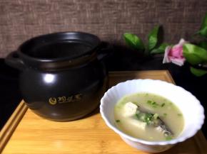 准备一个碗装上鲫鱼豆腐汤，撒上葱花