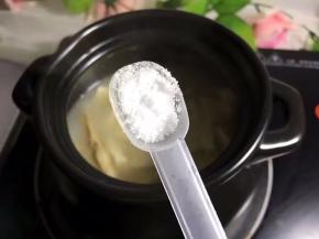 加了一勺盐入煲中，加少许淀粉