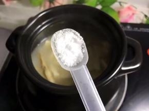 加了一勺盐入煲中，加少许淀粉