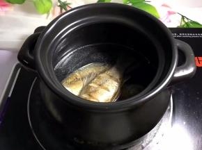 将水放入煲中，放600ml水