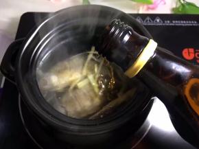 放入适量料酒，小火