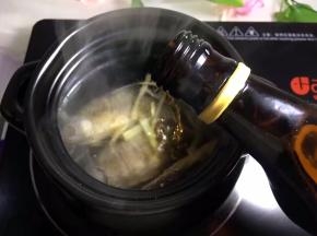 放入适量料酒，小火